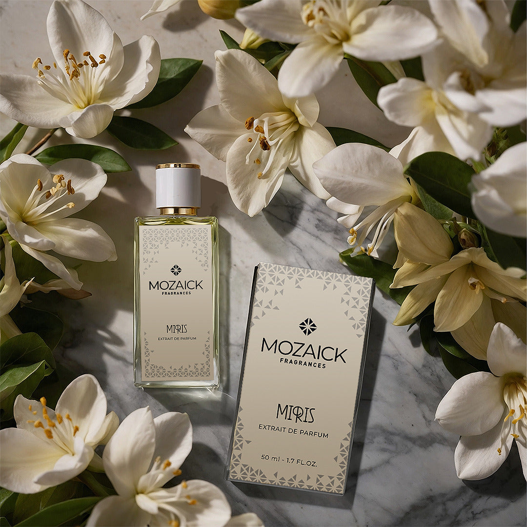 MIRIS Extrait de Parfum 50 ml von MOZAICK – Flakon und Verpackung auf Marmor mit weißen Blüten